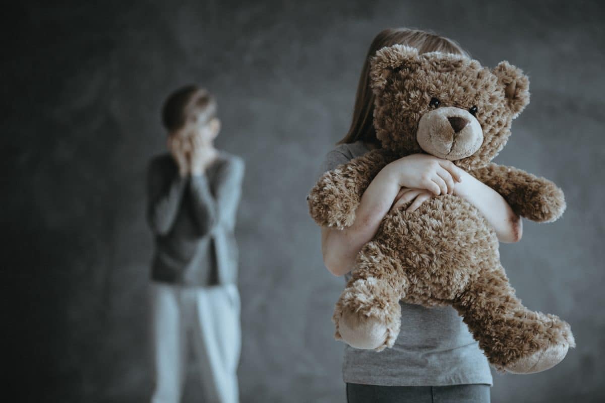 Kind dat een teddybeer vasthoudt Droevig Trauma Angstig