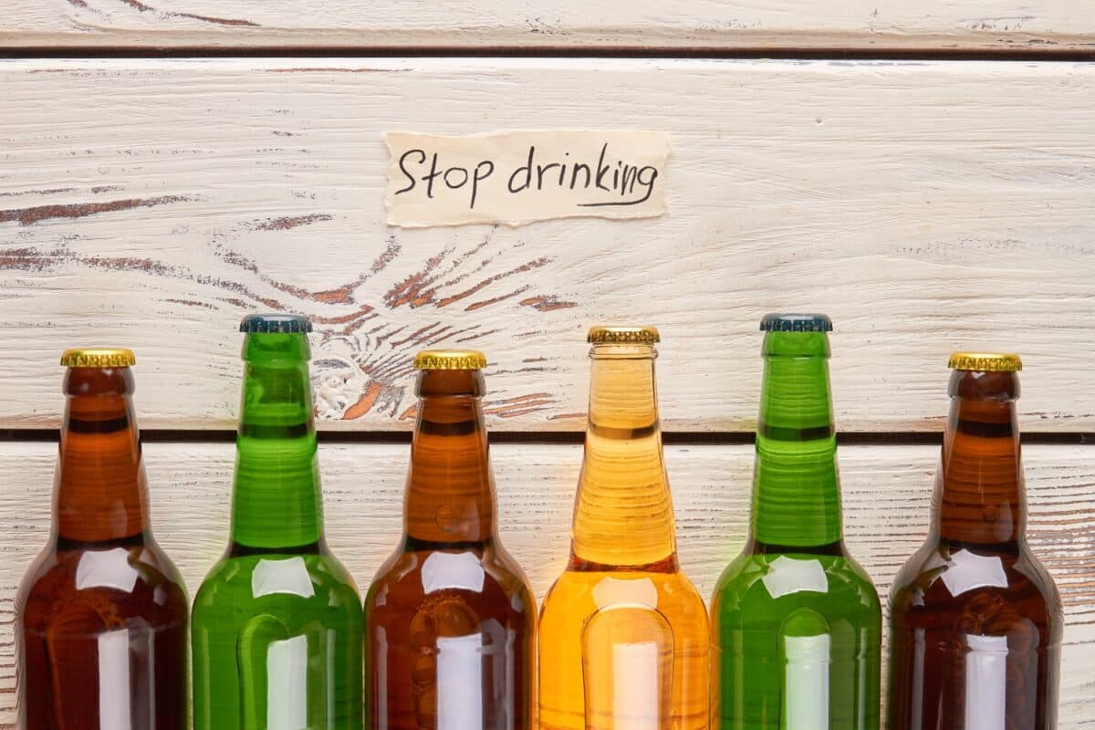 Alcohol drinken is gevaarlijk voor het leven. Alcoholisme leidt tot hartinfarct.