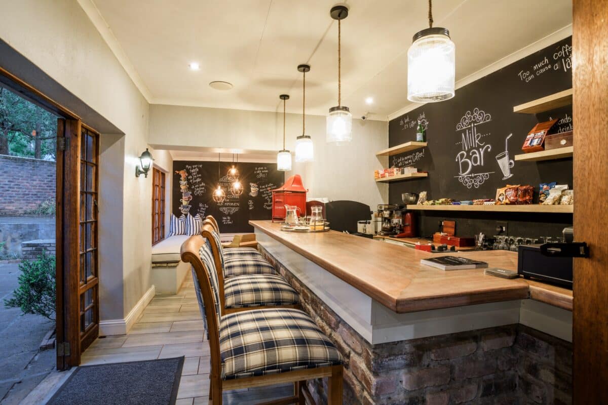 WRM - Mini Bar and Seating Area