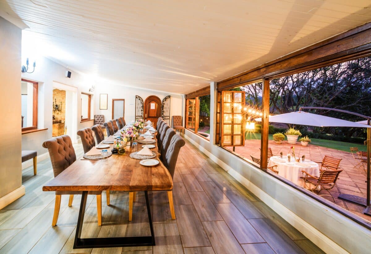 White River Manor - Dining area and outdoor tables and chairs