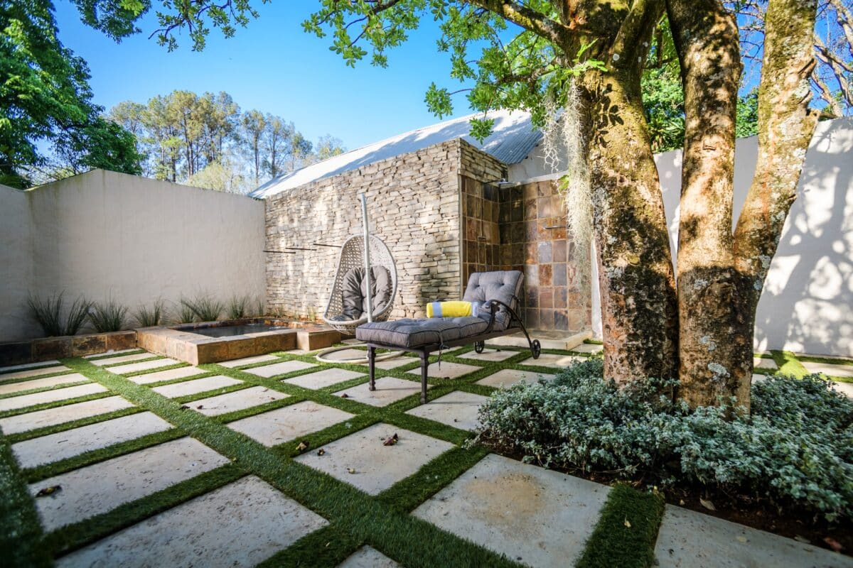 White River Manor - Seating area in the garden