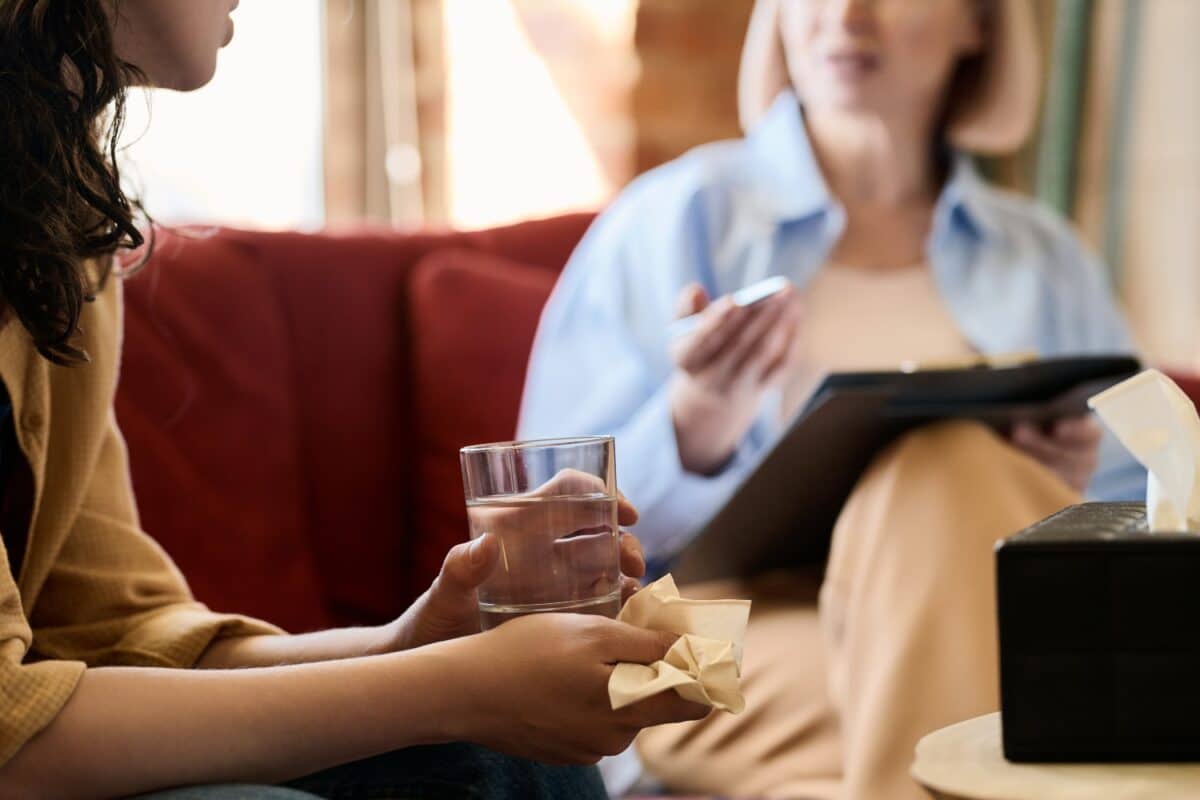 uitsnede van een vrouw tijdens een adviesgesprek