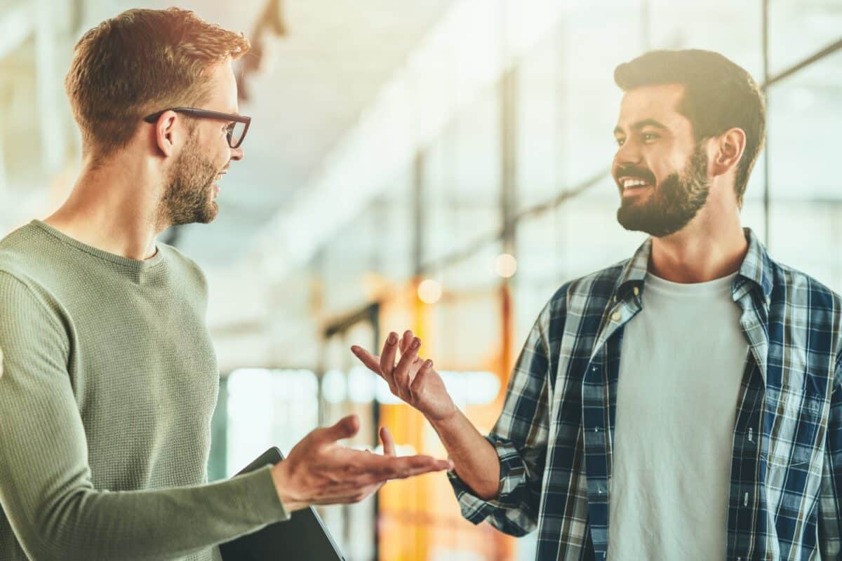 twee mannen die met elkaar praten, concept van sponsoring voor herstel van verslaving