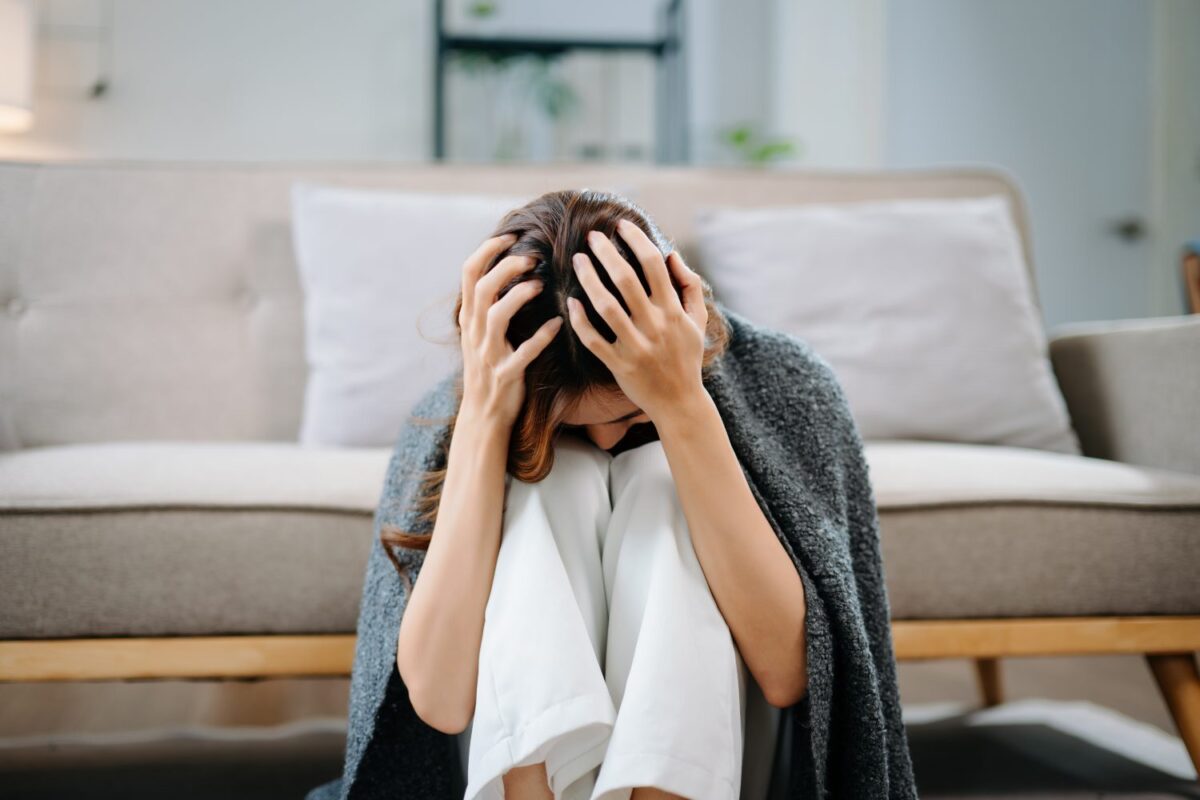 vrouw in depressieve toestand, concept van angst en depressie