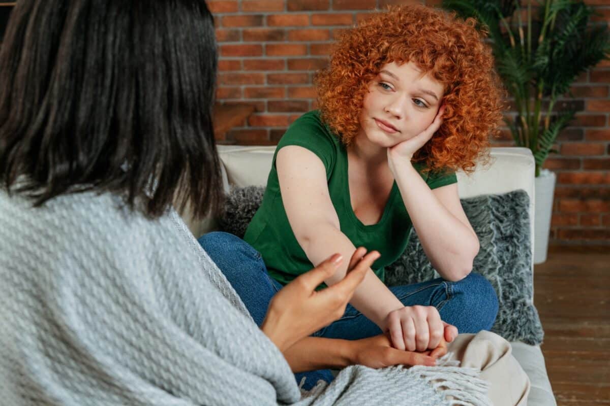 jonge vrouw praat over haar geestelijke gezondheidsproblemen met een vriend, therapeut