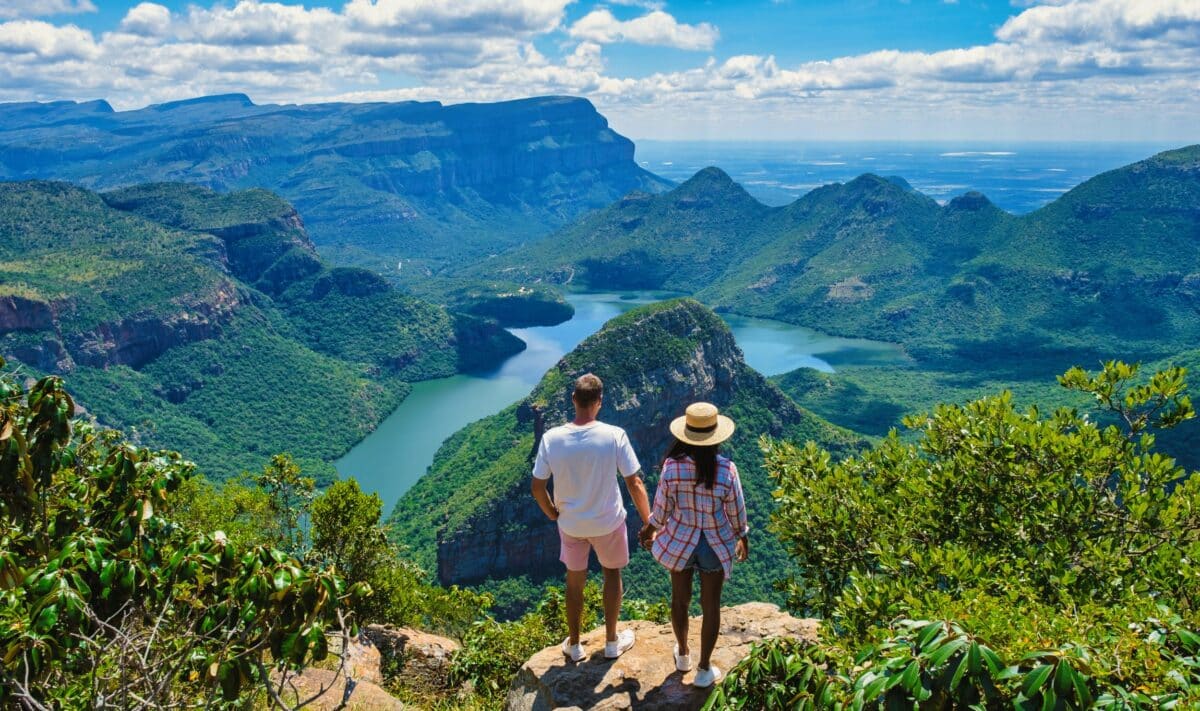 Panorama Route Zuid-Afrika, Blyde riviercanyon met de drie rondavels, uitzicht op drie rondavels en de Blyde riviercanyon in Zuid-Afrika. Aziatische vrouwen en blanke mannen op vakantie in Zuid-Afrika 
