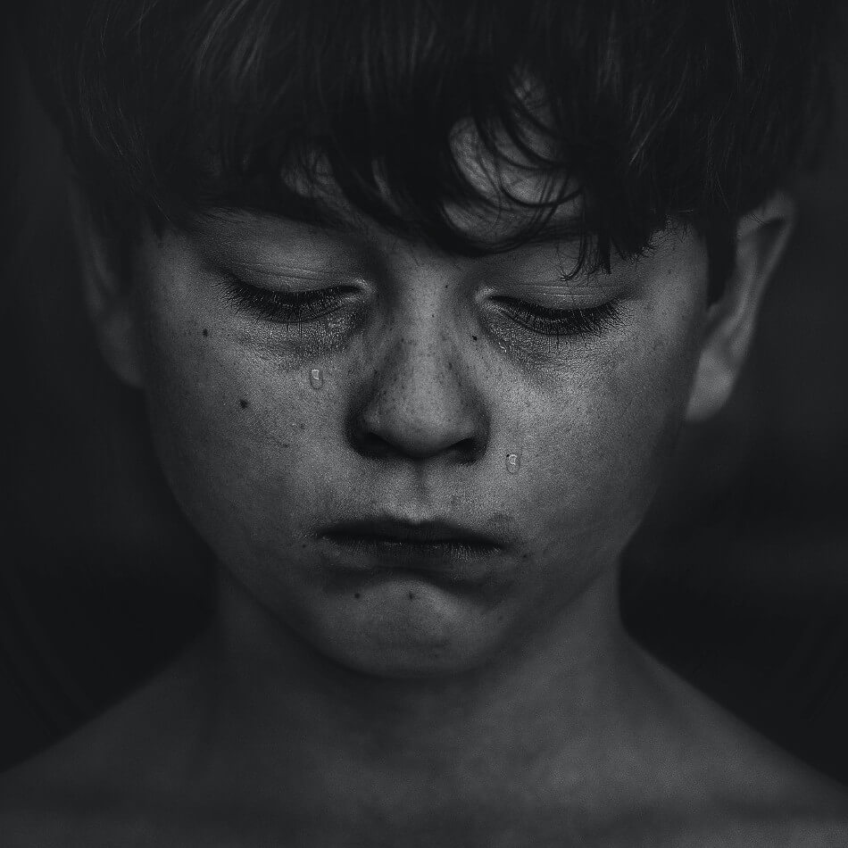verdrietig kind en trauma in de kindertijd